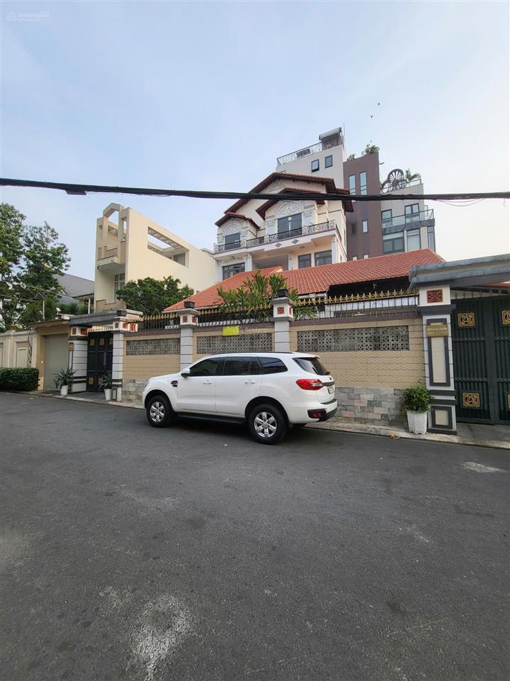 Tôi cần bán villa đc 1073/5 cmt8, bề ngang 29m dài 20m, đã xin giấy tách được 5 thửa, giá 99 tỷ