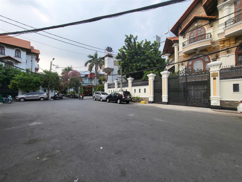Tôi cần bán villa đc 1073/5 cmt8, bề ngang 29m dài 20m, đã xin giấy tách được 5 thửa, giá 99 tỷ