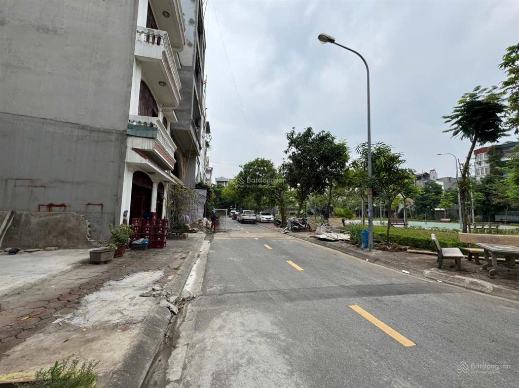 Bbán đất tđc giang biên, vỉa hè view vườn hoa, công viên.dt 70m2, mt 4,5 m. giá 14 tỷ.