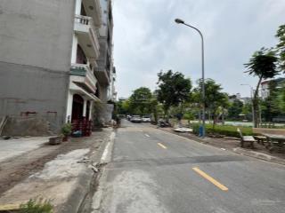 Bbán đất tđc giang biên, vỉa hè view vườn hoa, công viên.dt 70m2, mt 4,5 m. giá 14 tỷ.