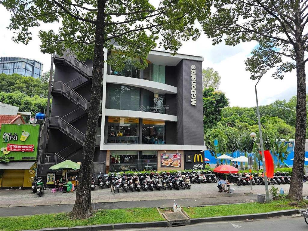 Góc "mũi tàu" 22a trần hưng đạo, phạm ngũ lão, q1. dt 13x20m t 3 lầu. dtsd 1.000m²