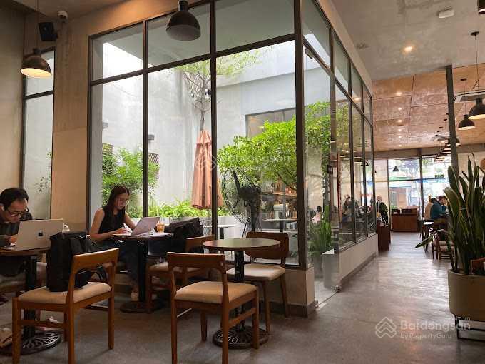 Cho thuê góc 2mt 184 nguyễn xí, phường 26, quận bình thạnh. dt 11x34m. trệt. dt 374m2