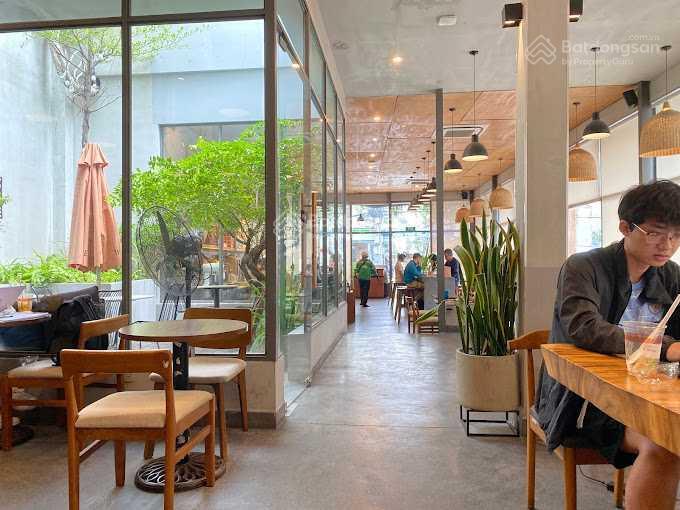 Cho thuê góc 2mt 184 nguyễn xí, phường 26, quận bình thạnh. dt 11x34m. trệt. dt 374m2