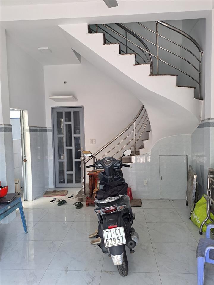 Nhà mặt tiền Gò Vấp đường số 6 ngang 4m dài 11m SHCN 44m2 trệt lầu HC đủ