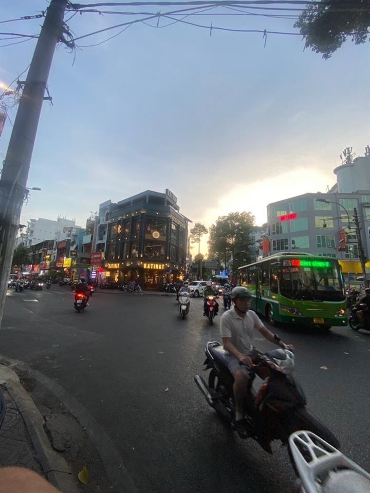 Bán nhà mặt tiền thụt Phường Tân Định, Quận 1 đường Huyền Quang ngang 4m dài 18m