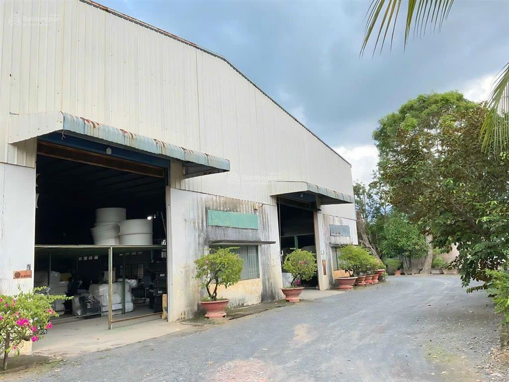 Cho thuê kho xưởng mặt tiền hưng long. bình chánh dt 1900m2 có nhà vp 300m2  0909 913 ***