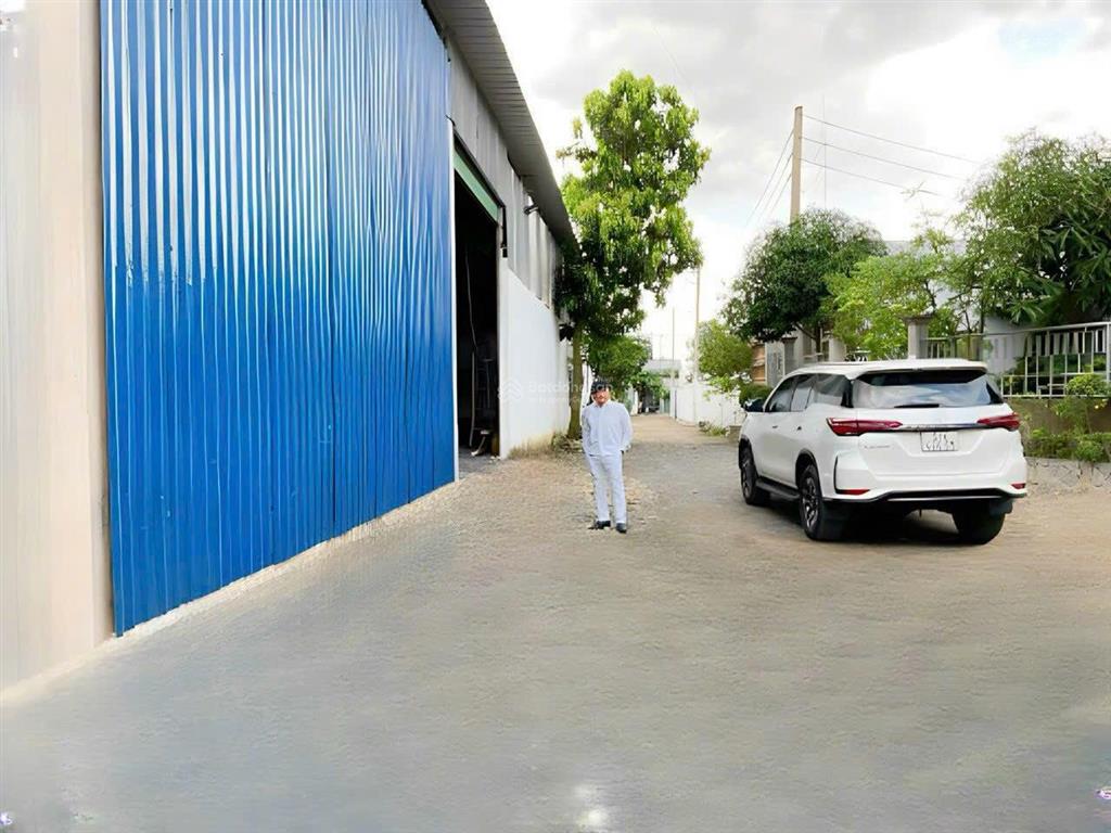 Cho thuê kho xưởng mặt tiền hưng long. bình chánh dt 1900m2 có nhà vp 300m2  0909 913 ***