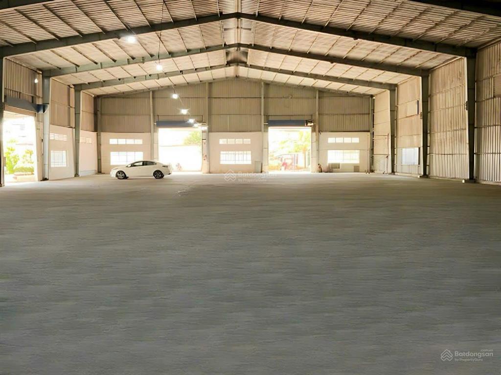 Cho thuê kho xưởng mặt tiền hưng long. bình chánh dt 1900m2 có nhà vp 300m2  0909 913 ***