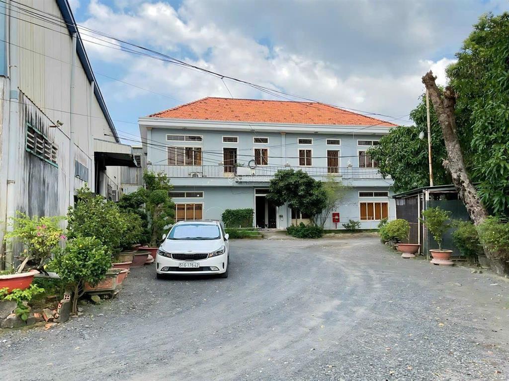 Cho thuê kho xưởng mặt tiền hưng long. bình chánh dt 1900m2 có nhà vp 300m2  0909 913 ***