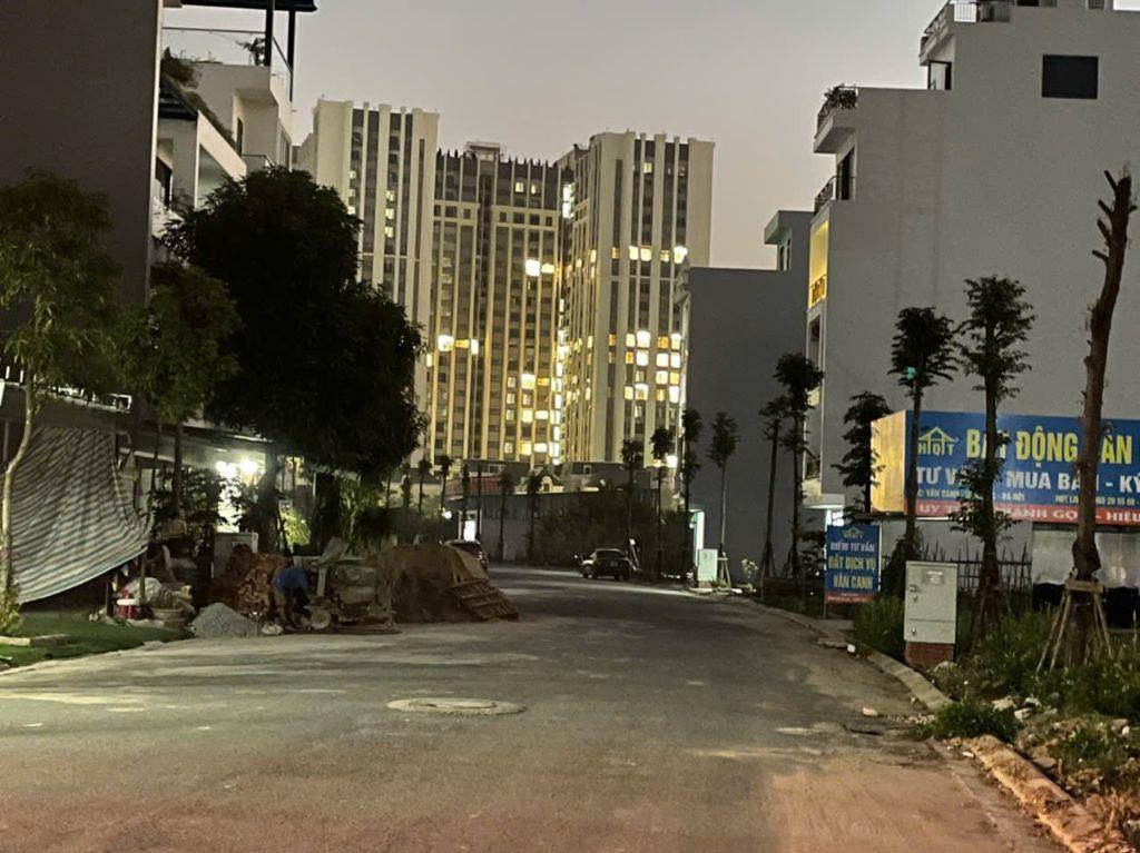 - Bán lô đất sổ đỏ 998 có diện tích 73,2m đường rộng 20,5m nhìn ra 14 tòa chung cư An Lạc Green Symphony đang xây 