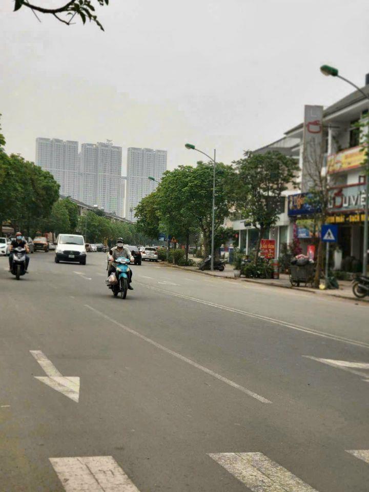 - Bán lô đất sổ đỏ 1050 có diện tích 130,9m đường rộng 16,5m ở khu đất dịch vụ 25,2ha Vân Canh