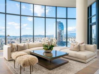 Duy nhất căn penthouse 244m2 ở the zei full nội thất cao cấp  view đẹp giao bán giá 19tỷ có tl sâu