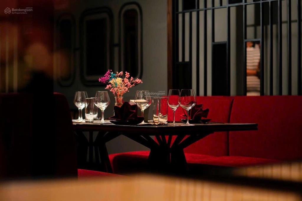 Siêu vip khách sạn cầu giấy tiêu chuẩn 4* 70 phòng  mặt tiền 22m  dt 450m2  xd 8 tầng + 1h