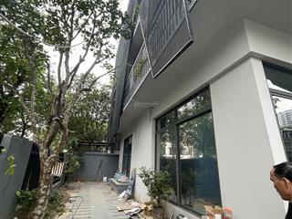 Thuê biệt thự lô góc ngoại giao đoàn  320m2  95tr
/thg(tl)  làm nhà hàng, văn phòng  đỗ 20 ô to