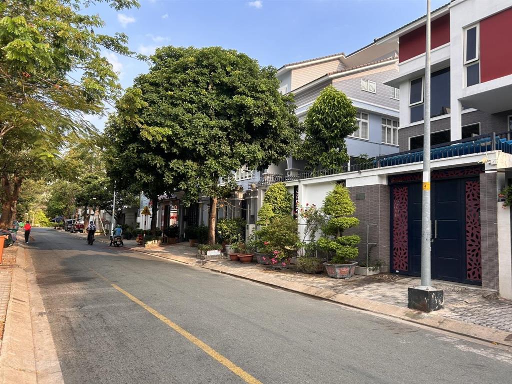 Cần tiền bán nhà phố phú mỹ vạn phát hưng quận 7, 6x21m giá 18 tỷ full nội thất mới   0933 906 ***