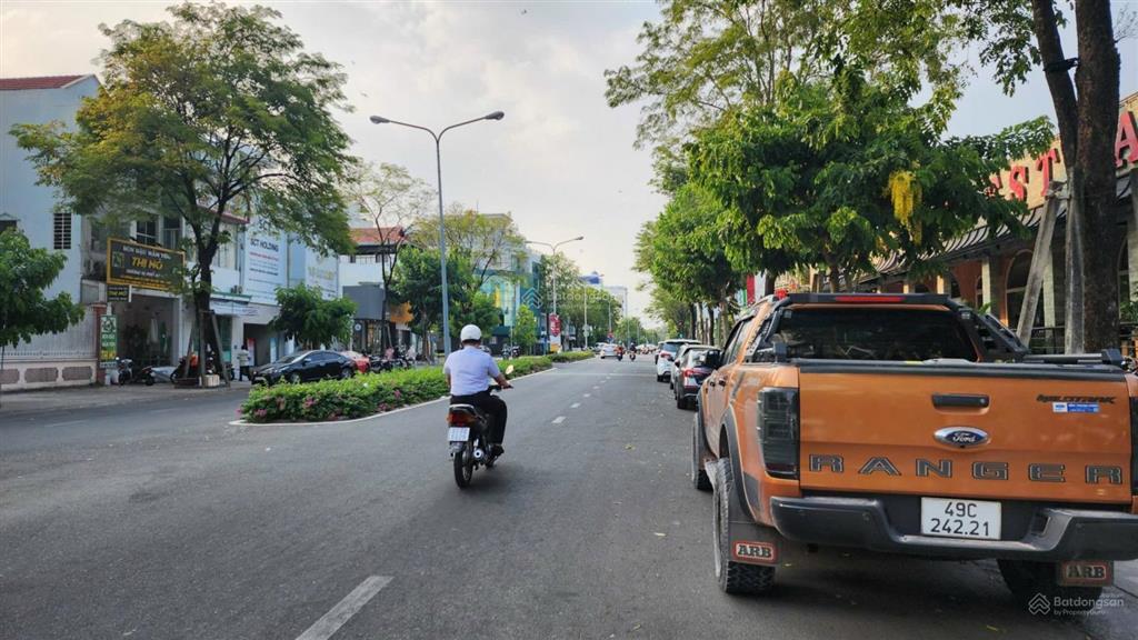 Bán khách sạn 10 tầng hoàn chỉnh tại chánh nghĩa thủ dầu một kèm đất 15x20m, 300m2 thổ cư 100%