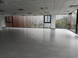 Văn phòng hiên đại 240m2 1 sàn full bàn ghế 140tr/th ưu tiên dn nước ngoài hoa lan, phú nhuận