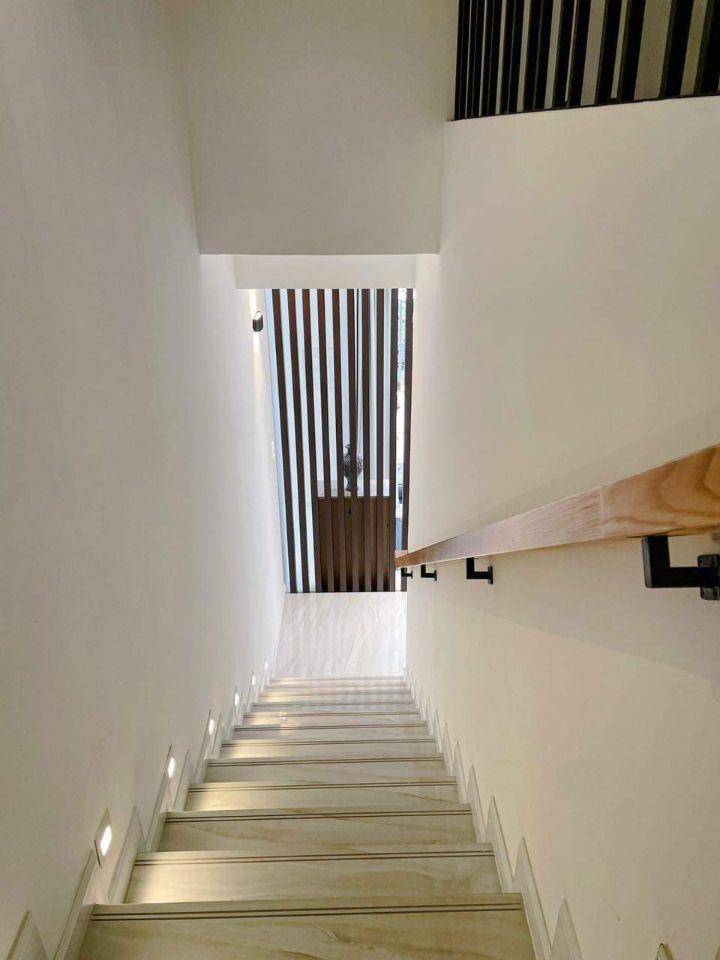 Bán Lavila Kiến Á, 3 tầng, DT 5.5x17.5, Nhà decor full nội thất cao cấp, 4pn,5wc, 13ty