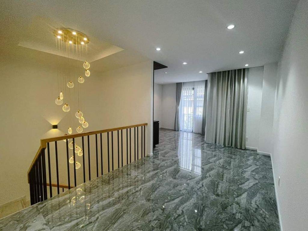 Bán Lavila Kiến Á, 3 tầng, DT 5.5x17.5, Nhà decor full nội thất cao cấp, 4pn,5wc, 13ty