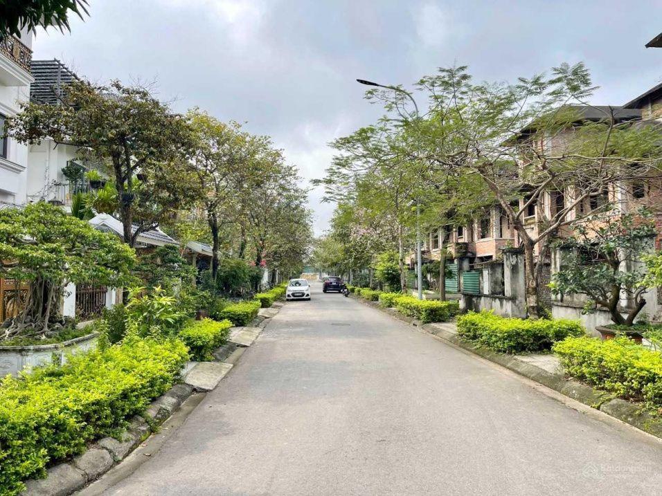 Bán BTĐL Hoa Phượng, 301m2, trục chính, KD, giá chỉ 13xtr/m2