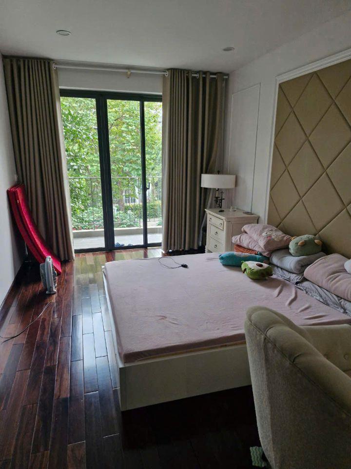 Bán biệt thự mặt hồ Vinhomes Thăng Long, 200m2 full đồ xịn xò, giá nhỉnh 43 tỷ