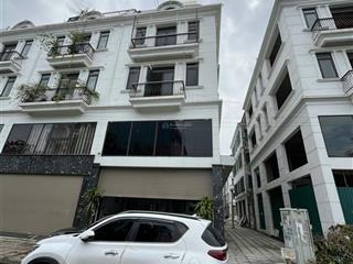 Cần bán 90m2, 4 tầng shophouse sông hồng. nằm giữa trung tâm huyện gia lâm