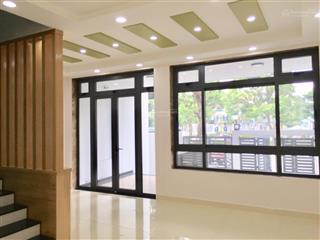 Cho thuê nhà phố vạn phúc 6x20m, hầm + 4 tầng, thang máy view công viên hồ bơi 40tr/ tháng