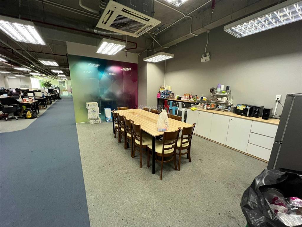 Cho thuê văn phòng điện biên phủ bình thạnh sẵn fitout nội thất. dt 350m2