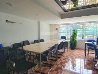 Cho thuê văn phòng dt hơn 50m2  có sẵn bàn ghế  phù hợp cho các bạn trẻ start  up