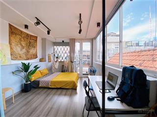 Phòng studio decor siêu xinh có bancol và cửa sổ lớn thoáng mát cực, thích hợp làm việc tại nhà q1