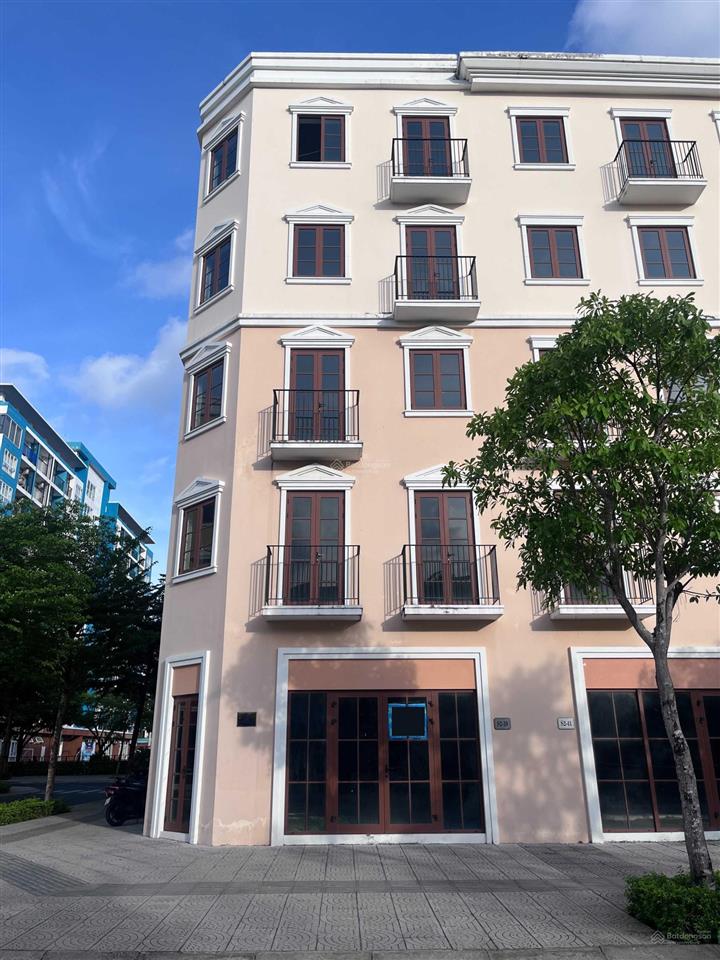 Bán căn nhà phố 5 tầng giá tốt nhất nằm gần công viên lớn của thị trấn, giá bán 8.x tỷ