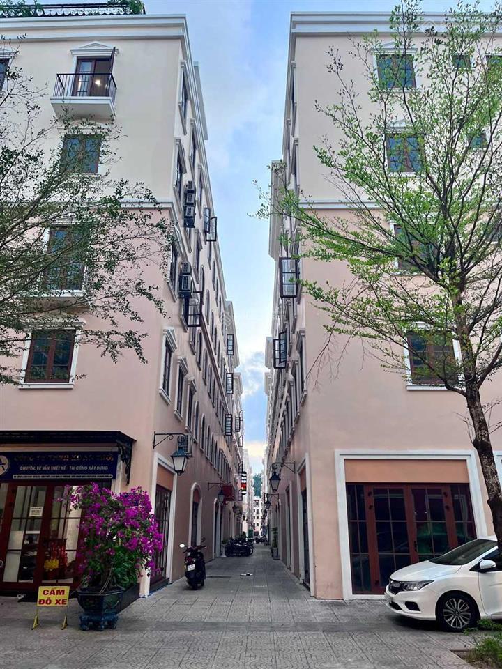 Bán căn nhà phố 5 tầng giá tốt nhất nằm gần công viên lớn của thị trấn, giá bán 8.x tỷ