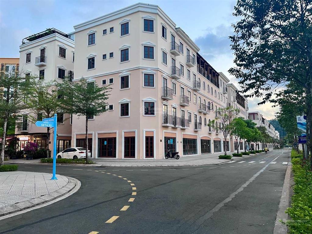 Bán căn nhà phố 5 tầng giá tốt nhất nằm gần công viên lớn của thị trấn, giá bán 8.x tỷ