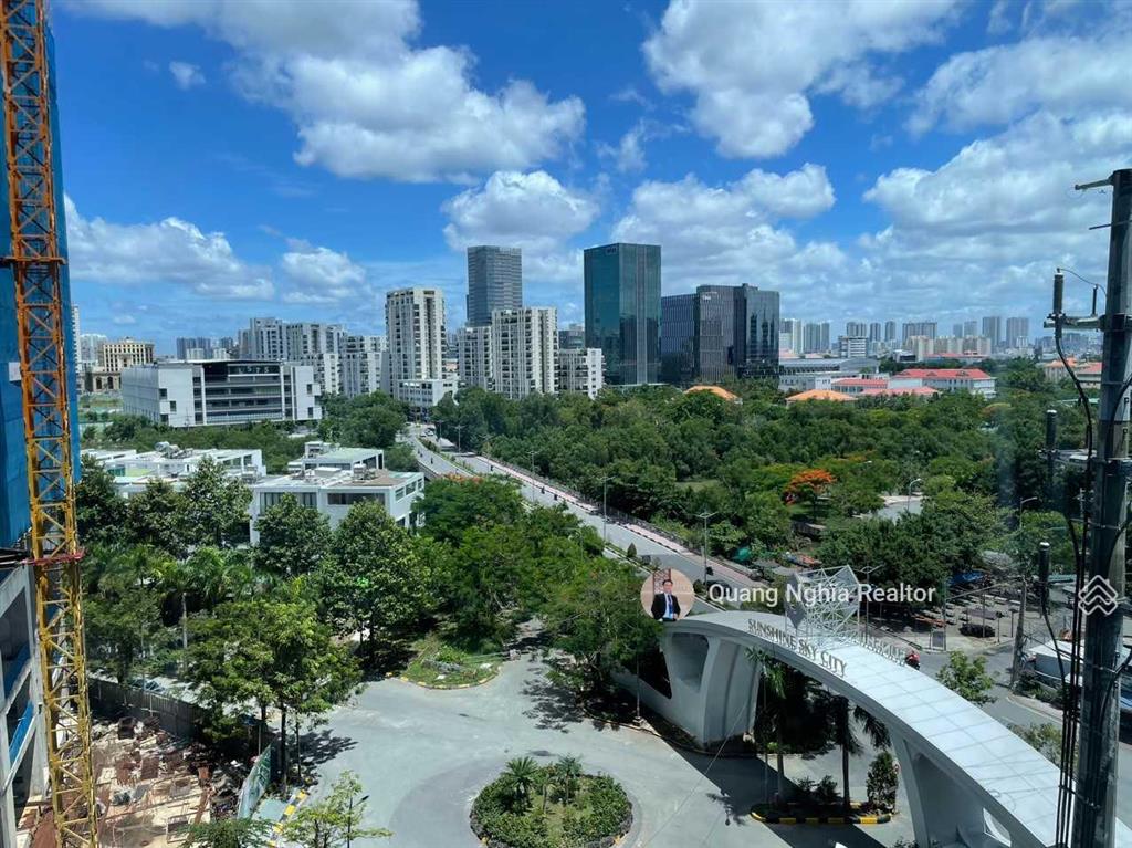 Chuyển xuống nhà phố bán căn hộ vpđn sunshine sky 2pn chỉ cách pmh 1 bước chân. 0797 766 ***