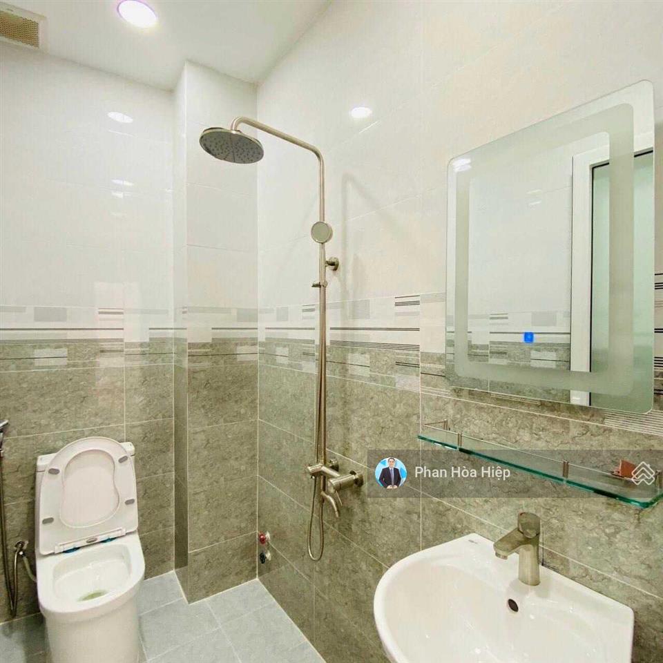 Chuyển công tác bán nhà tân hóa, 4 x 12, 4 tầng btct 4 pn 4wc, oto đậu sát vách, 5p ra chợ phú lâm