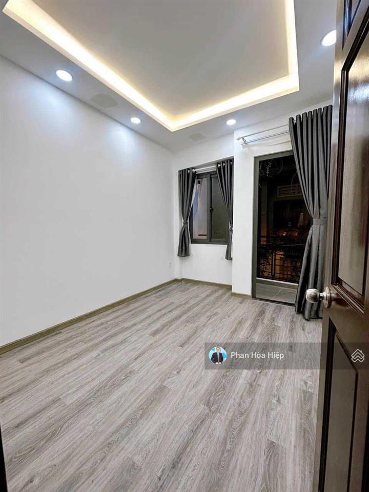 Đổi nhà mới bán hxh bà hom, 4 x 16, 3 tầng 4pn 3wc, sân thượng,gần chợ phú lâm, vài căn ra mặt tiền