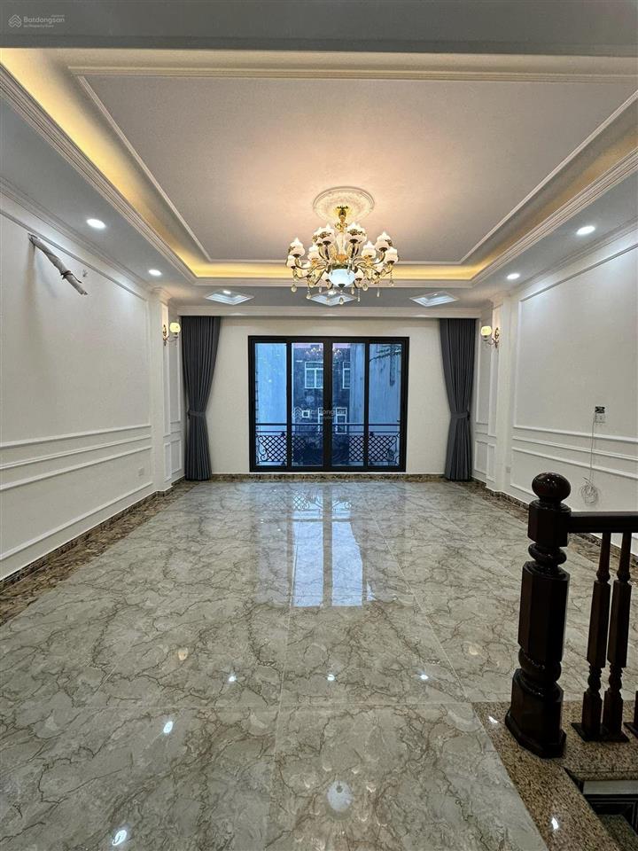 Nhà đẹp như hình. phân lô  ô tô  phố nguyễn văn huyên dt 55m2 7 tầng thang máy. mt 5m