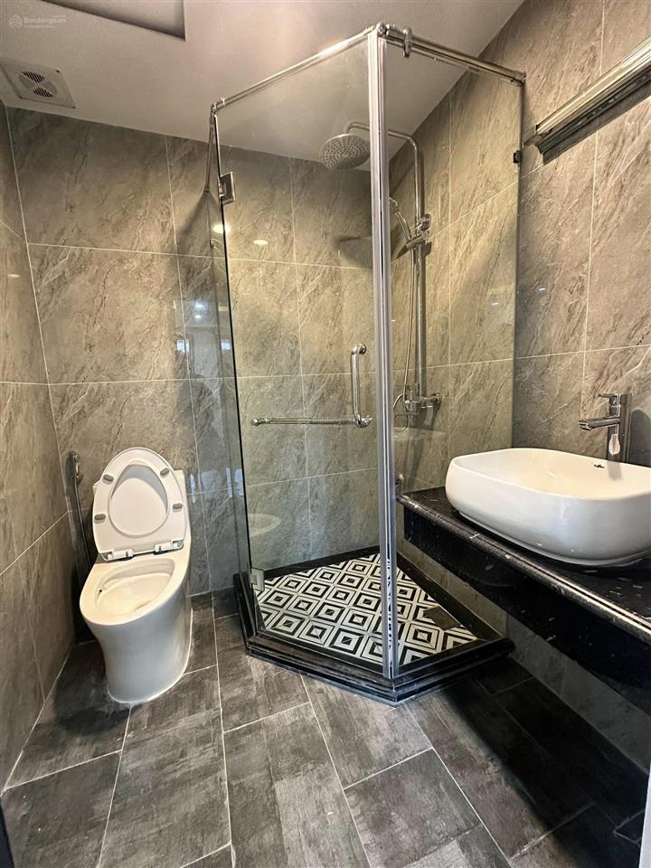 Nhà đẹp như hình. phân lô  ô tô  phố nguyễn văn huyên dt 55m2 7 tầng thang máy. mt 5m