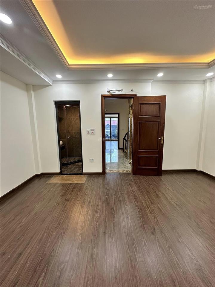 Nhà đẹp như hình. phân lô  ô tô  phố nguyễn văn huyên dt 55m2 7 tầng thang máy. mt 5m
