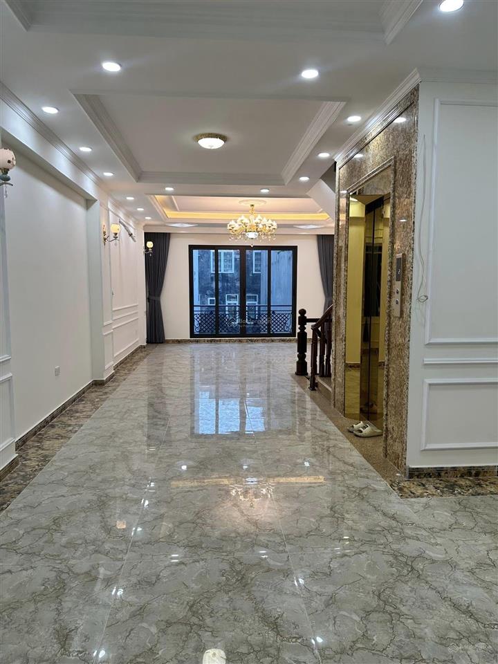 Nhà đẹp như hình. phân lô  ô tô  phố nguyễn văn huyên dt 55m2 7 tầng thang máy. mt 5m