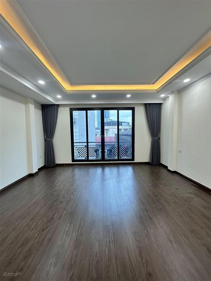 Nhà đẹp như hình. phân lô  ô tô  phố nguyễn văn huyên dt 55m2 7 tầng thang máy. mt 5m