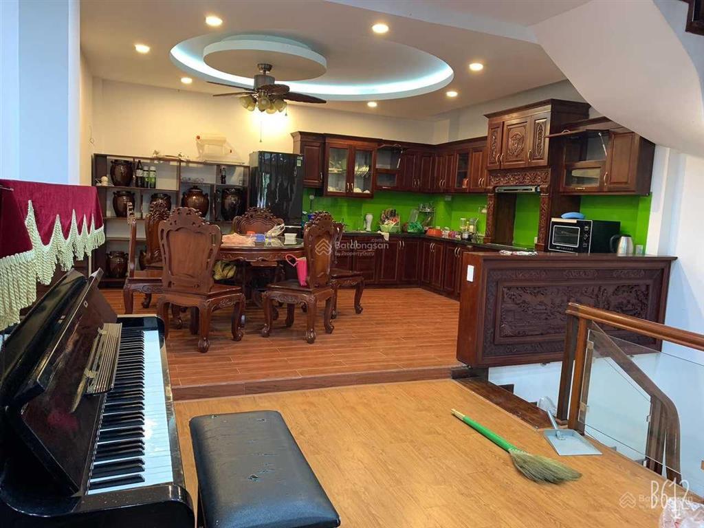 Bán gấp nhà ngõ 10 phố võng thị, tây hồ. dt 50m2 x 5 tầng x mt 5m, ngõ rộng thoáng ôtô vào nhà
