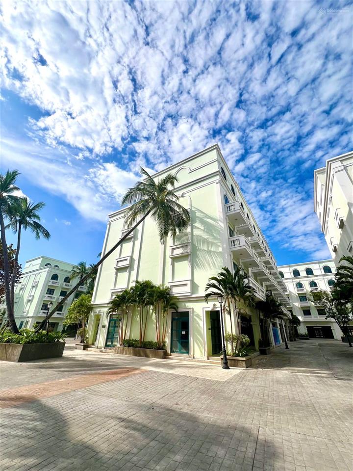 Hàng rất đẹp. ks waterfront 28 pn. cặp căn góc lớn 3 mt, sát cạnh biển, hồ bơi 3000m. rẻ
