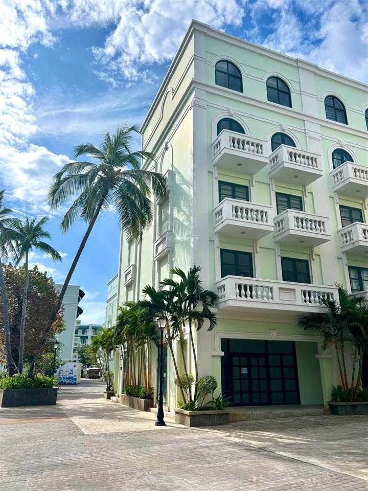 Hàng rất đẹp. ks waterfront 28 pn. cặp căn góc lớn 3 mt, sát cạnh biển, hồ bơi 3000m. rẻ