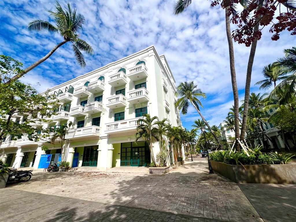 Hàng rất đẹp. ks waterfront 28 pn. cặp căn góc lớn 3 mt, sát cạnh biển, hồ bơi 3000m. rẻ