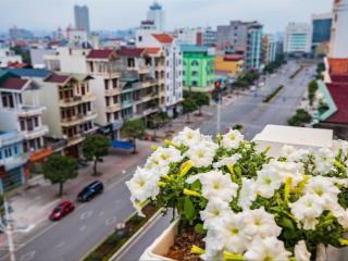 Bán lỗ nhà phố vip trục đại lộ hòa bình view toàn thành phố móng cái giá 10 tỷ. call 0366 013 ***