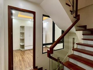 Bán nhà cầu giấy 40m2 5 tầng 6 ngủ. ô tô 7 chỗ vào tận cửa. cách ô tô tránh nhau 15m giá hơn 7 tỷ