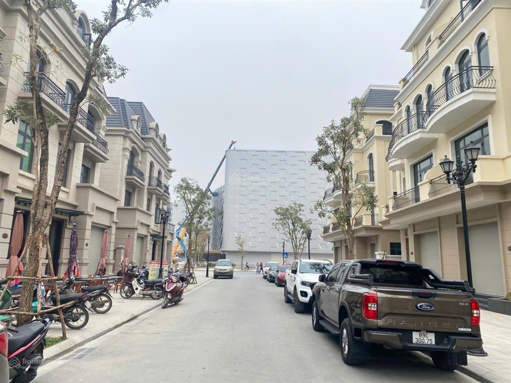 Cắt lỗ hơn 13tỷ 33,7tỷ còn 20,4tỷ. biệt thự 150m2 vip kinh đô, phố đi bộ ngay cạnh vincom. quá ngon