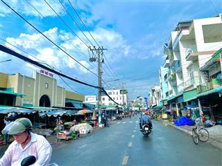 Hiện tại, em đang có một lô đất mặt tiền, cách quốc lộ 1a chỉ 800m, ngay trung tâm chợ thủ thừa