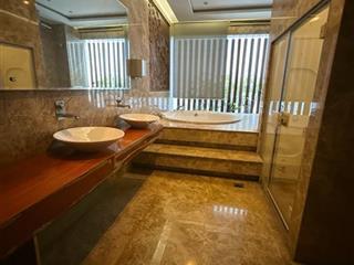 Biệt thự phú nhuận 164m2, ngay trung tâm, nhà đẹp lung linh 5 tầng,5pn, 6wc, có thang mấy trong nhà